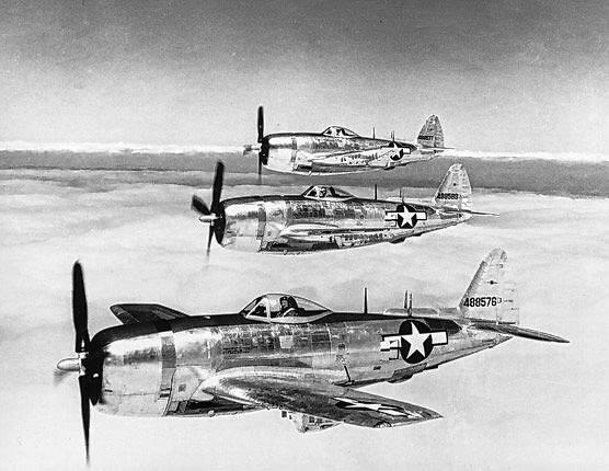 Die US-Amerikanischen Piloten flogen ihre Angriffe für den Luftkampf in der Republic P 47 „ Thunderbolt“. Sie starteten im Raum ...
