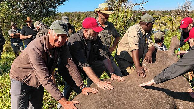 Reinhard Baumgärtner (links, vorn) war sechs Wochen lang ehrenamtlich in Afrika für den Schutz von Nashörnern unterwegs. Hier ist er bei ...