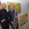 Der Überlinger Maler Arno Dirksen (links) freut sich bei der Vernissage seiner Ausstellung im Meersburger Rathaus über die musikalische ...