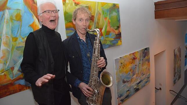 Der Überlinger Maler Arno Dirksen (links) freut sich bei der Vernissage seiner Ausstellung im Meersburger Rathaus über die musikalische ...