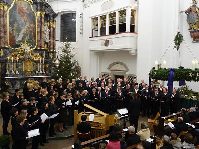 &bdquo;Stille Nacht, Heilige Nacht&ldquo; singen alle Chöre gemeinsam.