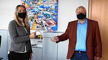 Symbolisch übergab Hans-Jürgen Osswald seiner Nachfolgerin Marina Jung gestern den Rathausschlüssel. Die 38-Jährige trat gestern ihre ...