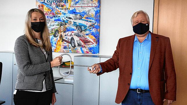 Symbolisch übergab Hans-Jürgen Osswald seiner Nachfolgerin Marina Jung gestern den Rathausschlüssel. Die 38-Jährige trat gestern ihre ...
