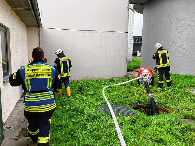 Bild 1: Bilder vom Feuerwehreinsatz wegen Hochwasser in der Kläranlage zwischen Espasingen und Bodman