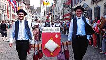 Diese gut gelaunten Trachtenträger gehören zur Schweizer Trachtengruppe Küssnacht am Rigi. 2016 liefen sie beim Chilbiumzug in Waldshut ...