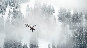 Ein Helikopter der Firma Air Zermatt fliegt über die Fiescheralp. (Archivbild)