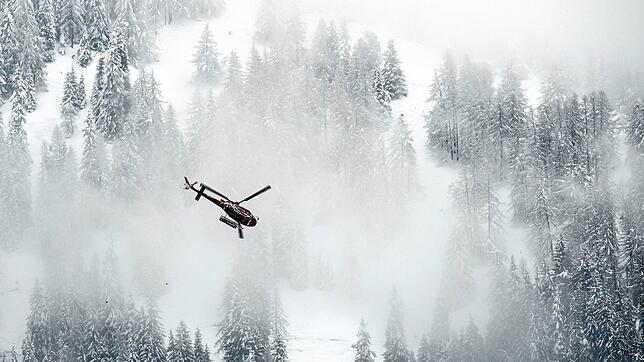 Ein Helikopter der Firma Air Zermatt fliegt über die Fiescheralp. (Archivbild)