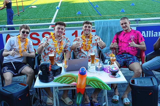 Bild 1: Generationenübergreifende Premiere der Beach-Party beim Vereinsheim des SSC Donaueschingen ein Hit