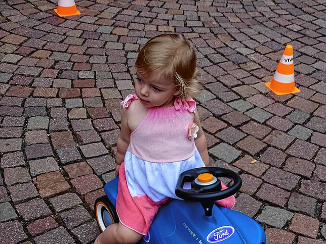 Die dreijährige Louise fährt gerne ein paar Runden auf dem Bobbycar.