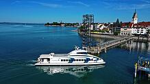 Der Katamaran Ferdinand fährt in den Hafen Friedrichshafen ein.