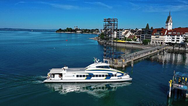 Der Katamaran Ferdinand fährt in den Hafen Friedrichshafen ein.