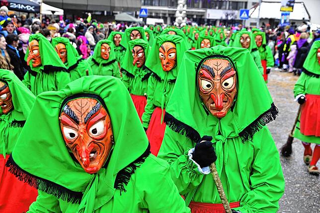 Bild 25: 75 Gruppen beim Fasnachtsumzug in St. Georgen: Wir haben die Bilder