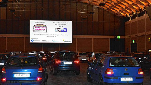 In der Messehalle A1 in Friedrichshafen gibt es noch bis mindestens 13.&nbsp;Mai täglich Filme im Autokino. Aussteigen ist nur zum ...