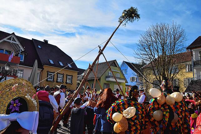 Bild 27: Bilder vom Kindernarrenbaum-Setzen auf dem Gustav-Hammer-Platz in Stockach