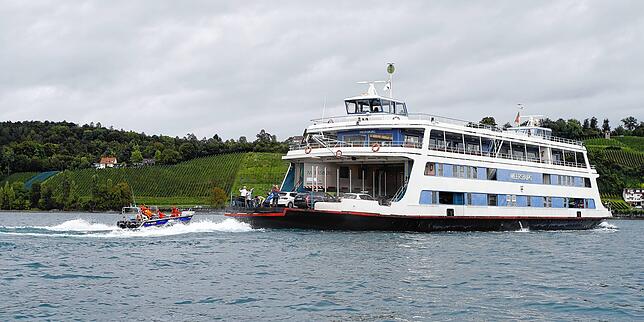 Bild 10: Übung macht den Meister! Deshalb begleiten THW-Boote die Autofähre zwischen Konstanz und Meersburg