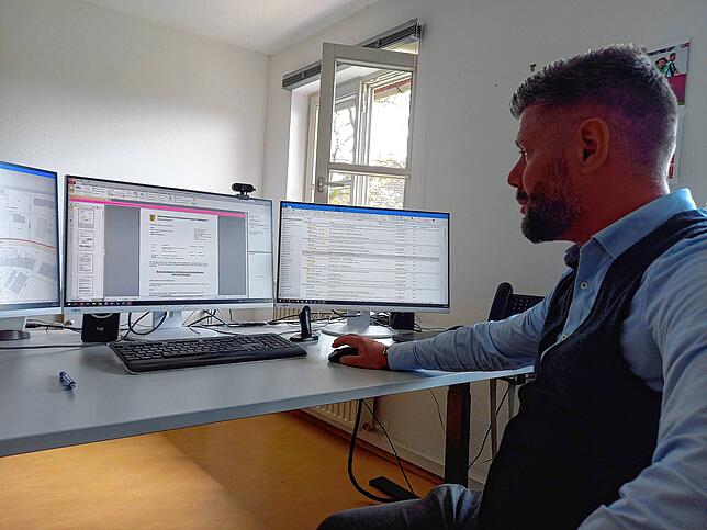 Baurechtsamtsleiter Dominic Warken in seinem Büro. Eine erneute Baufreigabe für den südlichen Teil des Betz-und-Weber-Rohbaus werde es ...