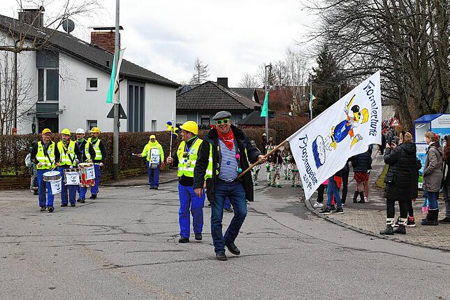 Der entmachtete Ortsvorsteher Martin Straßacker führt als Fahnenträger vom Trommler Hufä Pfaffenweiler den Montagsumzug an.