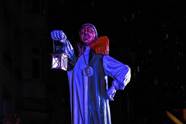 Bild 1: Endlich Fasnet: Glonkis stellen ihre Brunnenfigur auf und eröffnen die Fasnet