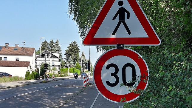 Auf einem Teilbereich der Ensisheimer Straße sind behelfsmäßig eine Tempo-30-Zone sowie eine Fußgängerampel in einiger Entfernung zur ...