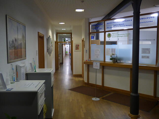 Blick in die langen Flure des Gesundheitszentrums.