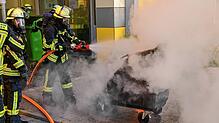Die Feuerwehr löscht den brennenden Papiercontainer und verhindert durch ihr rasches Eingreifen auch größeren Schaden aus der ...