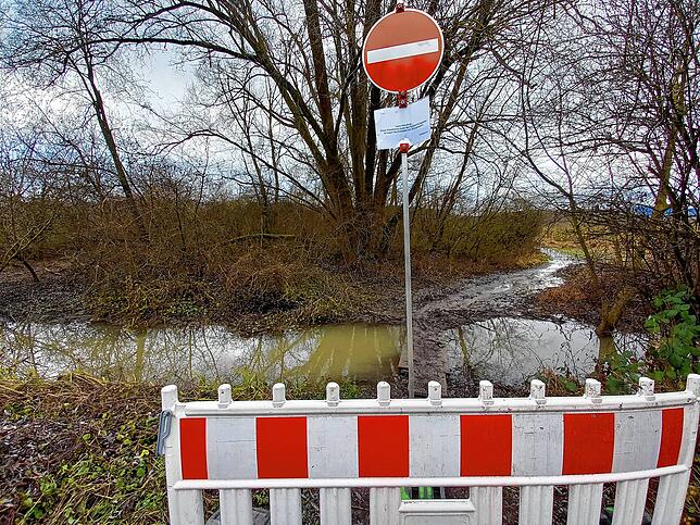 Eine der Absperrungen. Dahinter ist das leichte Hochwasser direkt zu sehen.