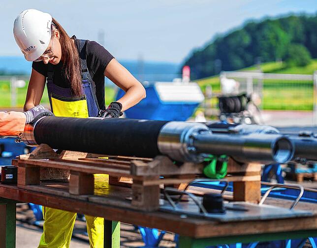 So sah es bei der Tiefbohrung im Sommer aus: Patricia Hinterholzer, Bohrtechnikerin bei der Nagra, bei der Arbeit auf dem Bohrplatz in ...