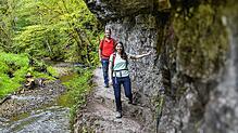 Geologische Phänomene beeindrucken SÜDKURIER-Mitarbeiterin Vanessa Rottig und ihren Vater Armin bei der Wanderung zwischen Donautal und ...