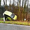 Dieses Auto hing am Donnerstag nach einem Unfall bei Rippolingen in den Bäumen.