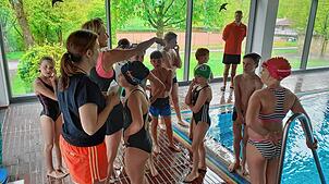 An der Grundschule Deggenhausertal erteilen die Lehrerinnen Maike Steininger und Diana Kirschner (beide links im Bild) im Aquatal ...