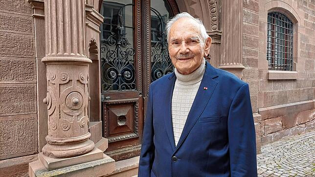 Seit 1995 ist Werner Fischer (91), der frühere stellvertretende Schulleiter des Martin-Heidegger-Gymnasiums, im Ruhestand. Er studierte ...