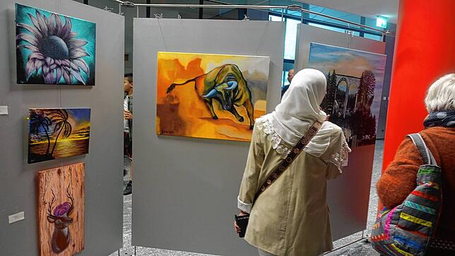 Von Blumen bis zu Tierbildern reicht das Spektrum der Motive in der Ausstellung der Malgruppe „Montagsmaler“ in der Rheinfelder ...