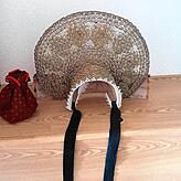 Die Frauen im Trachtenverein tragen als Kopfbedeckung eine große Radhaube, die ab etwa 1950 von der Haubenmacherin Gisele Schlageter ...