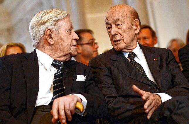 Zwei bedeutende Staatsmänner: Der ehemalige deutsche Bundeskanzler Helmut Schmidt (links) und der ehemalige französische Staatspräsident ...