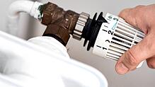 Eine Frau dreht am Thermostat einer Heizung. Es gibt aber noch deutlich mehr Wege, beim Heizen zu sparen.