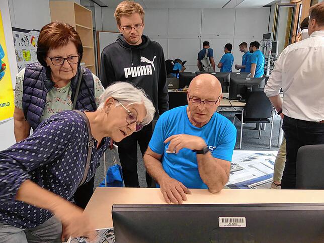 Alois Müller vom Fachbereich Geoinformatik und Landentwicklung erklärt den Gästen die neueste Technik.