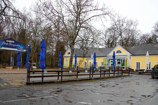 Wetterbedingt derzeit noch leer, im Frühling und Sommer aber wieder eine Anlaufstelle für Radfahrer &ndash; Der Biergarten vor dem ...