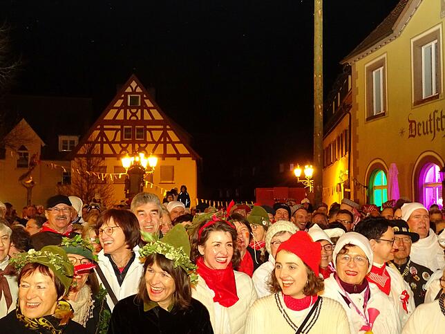 Viel Spaß hatten mehrere Hundert Narren auf dem Marktplatz beim Streckgericht am Donnerstagabend.