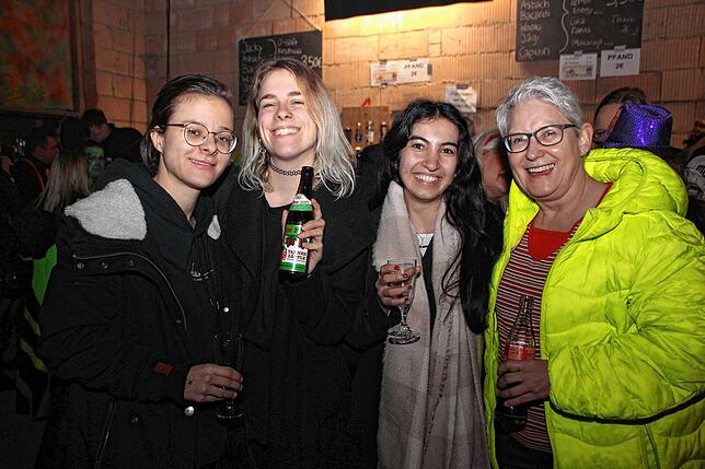 Rund 800 bis 900 Festbesucher erwartete die O-Town Gugge. Für Larissa Moser (von links), Karen Gossen, Isabell Kükler und Beate Moser ...