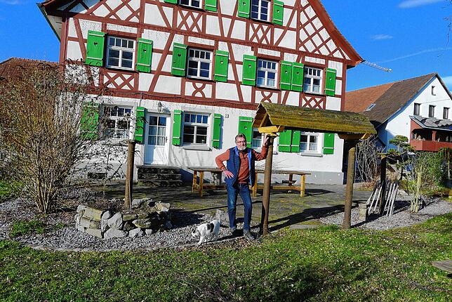 Hermann Baumann vorm Winkelhof, dessen Bewirtschaftung als Gaststätte er im Jahr 2005 aus gesundheitlichen Gründen aufgeben musste. ...