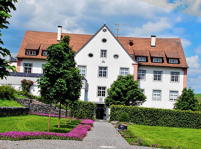 In und um Schloss Weiterdingen lockt der Flohmarkt Händler und Kunden an.