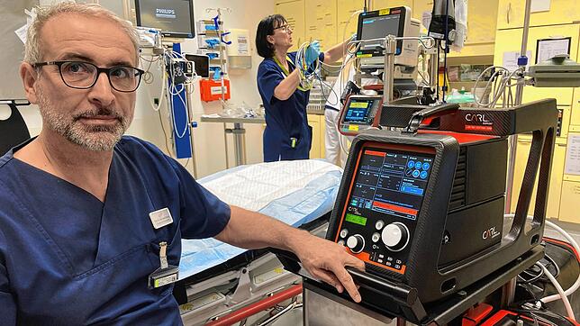 Bernhard Kumle, Chefarzt der Notaufnahme im Schwarzwald-Baar-Klinikum, will mit dieser neuartigen Herz-Lungen-Maschine die ...