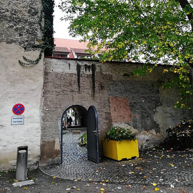 Wer etwas lauter seine Trauung feiern will, muss raus aus dem Rathaus-Innenhof. Das hat Gründe.