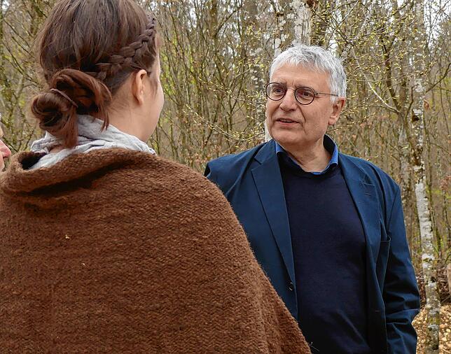 Arne Braun spricht mit einer jungen Frau und ist erstaunt über deren Antwort auf die Frage, warum sie in Meßkirch und nicht auf Mallorca ...