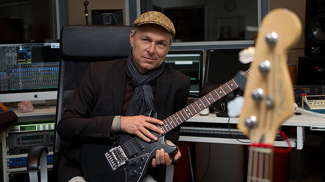 Patrick Wind in seinem Studio in Allmannsdorf. Wenn er hier sitzt, ist er glücklich, kann seine Kreativität ausleben.