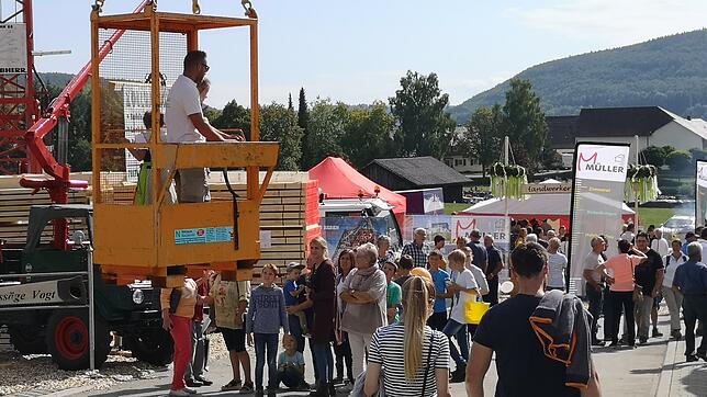 Hoch hinaus ging es bei der Gewerbeschau in Riedböhringen mit Holzbau Müller. Das Angebot, die Heimat aus der Vogelperspektive zu sehen, ...