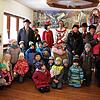 Seit 25 Jahren erklärt Ehrennarrenvater Hermann Nägele den Kindern die Fastnachtskultur. Hier den Kinder vom Kindergarten Maximus mit ...