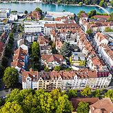 Luftaufnahme vom als Wohnort begehrten Stadtteil Paradies. Im Hintergrund ist der Seerhein zu erkennen.
