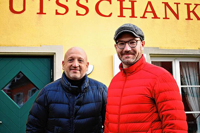 Resul Yildiz (links) und Andreas Michel vor der Gutsschänke in Meersburg. Die Eröffnung des Lokals ist für den 2. April geplant.