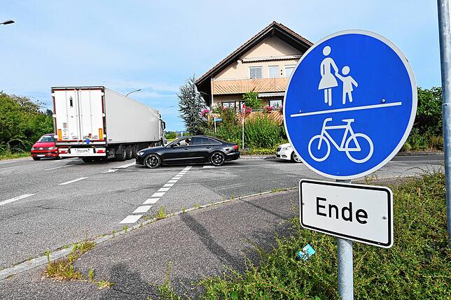 Unschwer zu erkennen: Am Kaufland-Parkplatz im Großfeld hört der Fahrradweg auf.